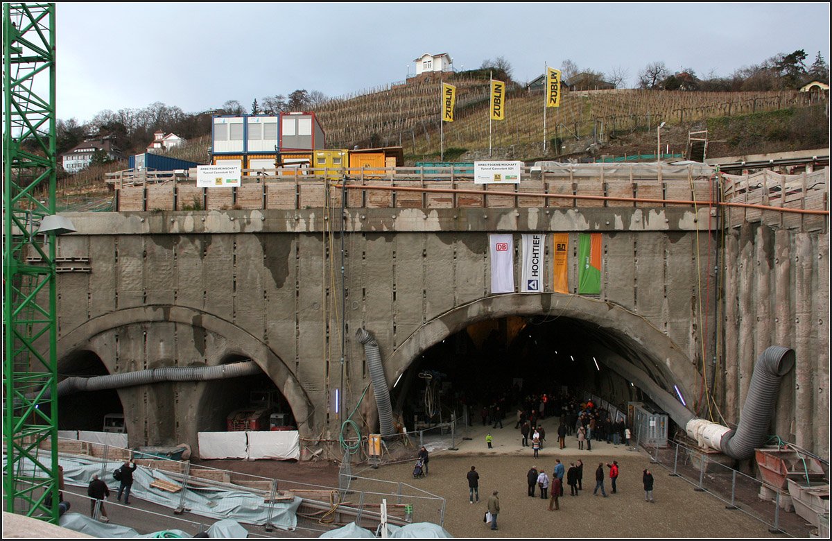 Untertunnelung eines Weinberges -

Am Nordkopf des neuen Stuttgarter Hauptbahnhofes graben sich die Tunnelbauer unter den Kriegsberg. Zwei Röhren für zunächst je drei Gleise werden ab hier in den Berg getrieben. Weiter hinten werden sich die Röhren in die Strecken nach Feuerbach und Bad Cannstatt nieveaufrei verzweigen. Das Gleis aus Richtung Bad Cannstatt wird dabei die beiden Streckengleise von und nach Feuerbach unterfahren. Beide Tunnelstrecken werden zusätzlich über Zwischenangriffe vorangetrieben.

Tage der offenen Baustelle, 06.01.2016 (M)