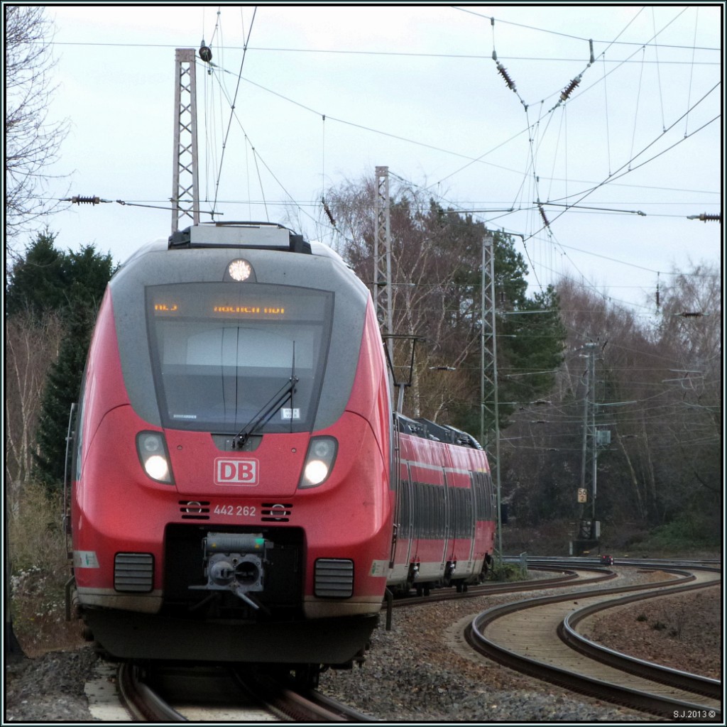 Unterwegs als RE 9 (Rhein Sieg Express),eine zweiteilige Hamstergarnitur bei der Einfahrt am Bahnhof von Eschweiler. Hier zu sehen die 442 262.Bildlich festgehalten im Dezember 2013 direkt neben den Gleisen am P&R Parkplatz.