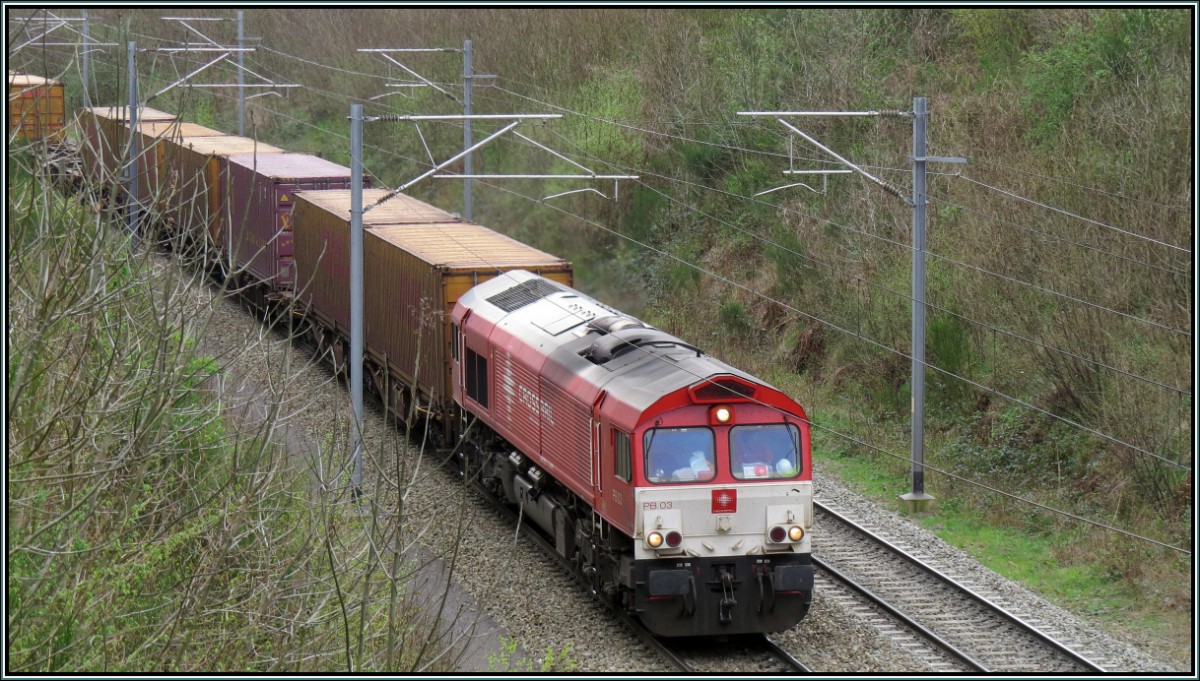Unterwegs auf der Montzenroute bei Nouvelaer,Belgien am 03.April 2014. Die Crossrail
Class 66 mit einen Containerzug am Haken auf ihren Weg nach Aachen West.