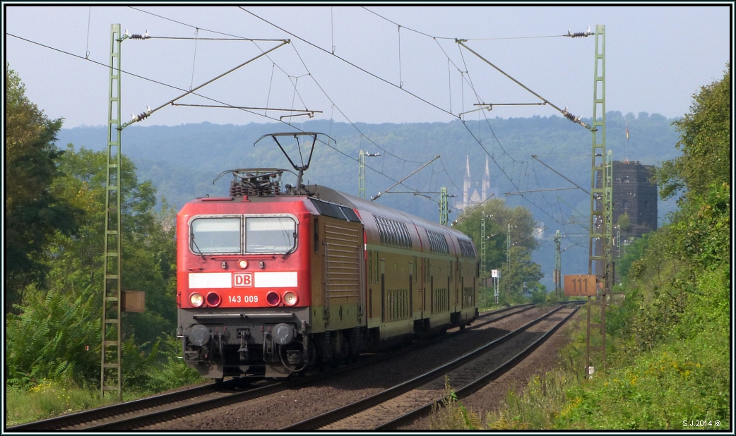 Unterwegs auf der rechten Rheinstrecke(Kbs 465),die 143 009 mit einen Regionalexpress bei Erpel Anfang September 2014.
