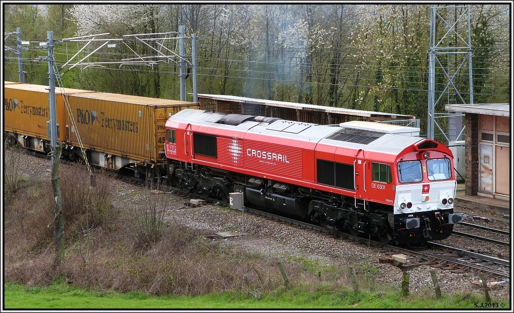 Unterwegs bei Botzelaer auf der Montzenroute in Belgien. Die Crossrail Class 66  mit einen Containerzug am Haken im Mai 2012.
