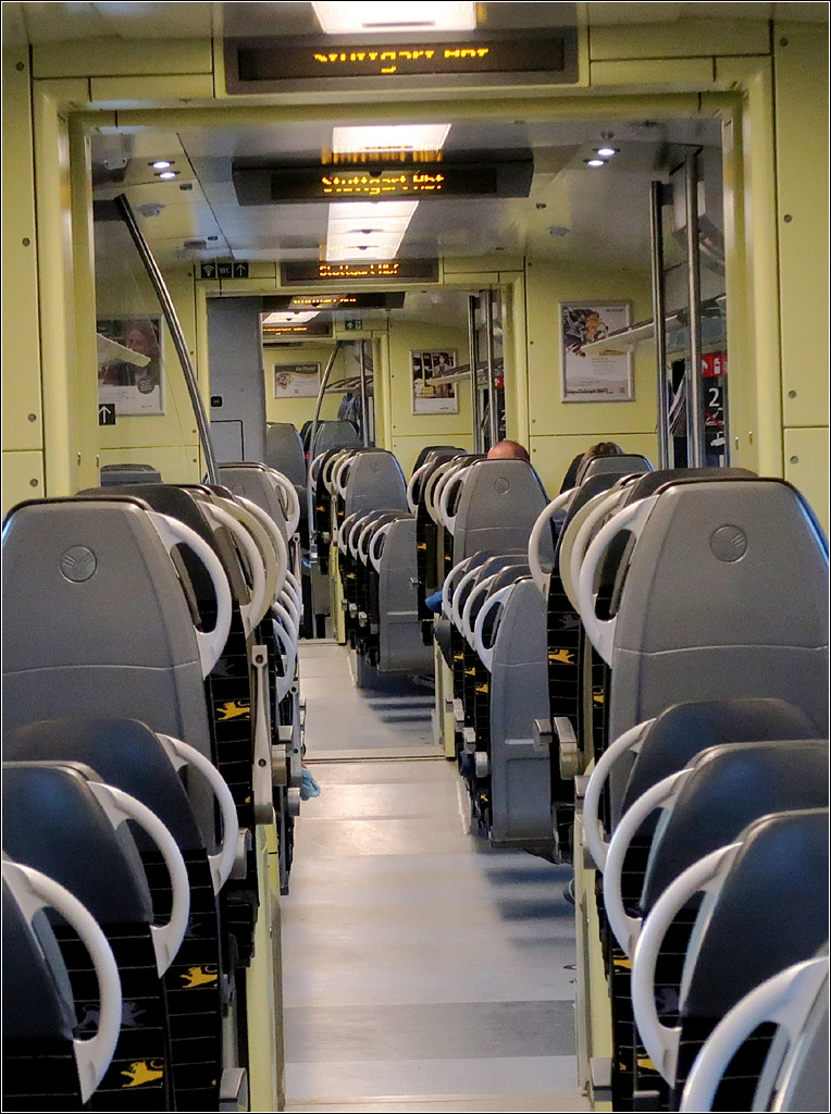Unterwegs im IRE Karlsruhe - Stuttgart - 

Innenansicht des sechsteiligen Flirt3-Zuges während der Fahrt durch einen leichten Bogen, daher die Schieflage des Zuges.

12.01.2022 (M)