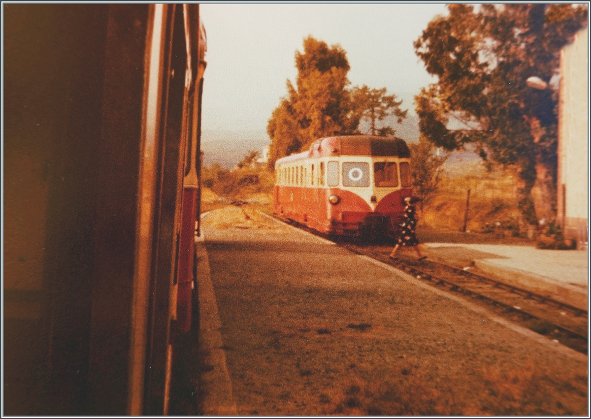 Unterwegs - irgendwo zwischen Bastia und Ajaccio entstand dieses zur damaligen Zeit typische Bild der U Caminu di Ferru di a Corsica - Chemin de Fer de la Corse mit einem X 200 ABH-8.

Analogbild vom 27. Sept. 1980
