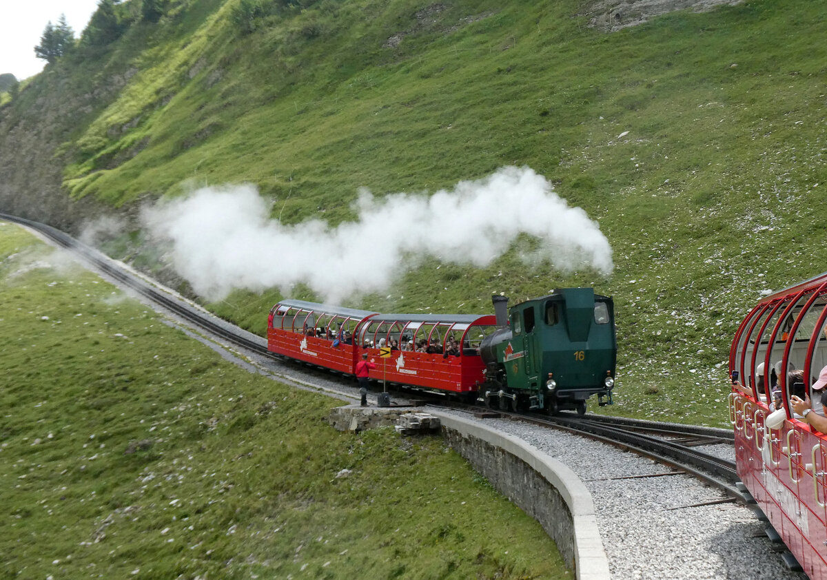 Unterwegs mit der Brienz-Rothorn-Bahn, deren Z�ge mit Dampf- und Diesellok verkehren. Start in Brienz (566 m�M), Ziel Brienzer Rothorn (2244 m�M), Schmalspur 800 mm, Streckenl�nge 7.6 km, Zahnradsystem Abt, Neigung bis 250 Promille. Die Z�ge verkehren in der Regel mit zwei Wagen, die Lok befindet sich immer talw�rts. Mehrheitlich fahren mehrere Z�ge hintereinander. Brienz, 20.7.2026