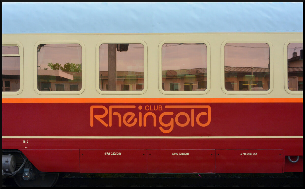 Unterwegs mit dem AKE-Eisenbahntouristik Rheingold: Der 1. Klasse Waggon WGmh D-DB 61 80 89-90 401-4, aufgenommen am 07.05.2023 in Würzburg Hbf.