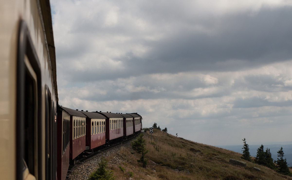 Unterwegs mit einem Dampfzug der Harzer Schmalspurbahnen, gezogen von 99 7237-3 zwischen Schierke und dem höchsten Berg in Mittel-Deutschland am 16.08.16.