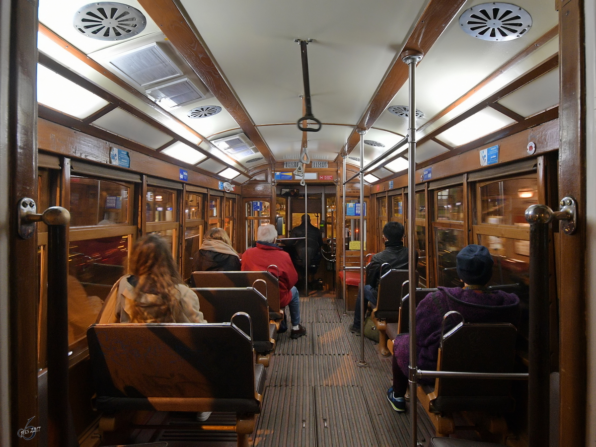 Unterwegs mit einem Remodelado, einem historischen Straßenbahnwagen. (Lissabon, Januar 2017)