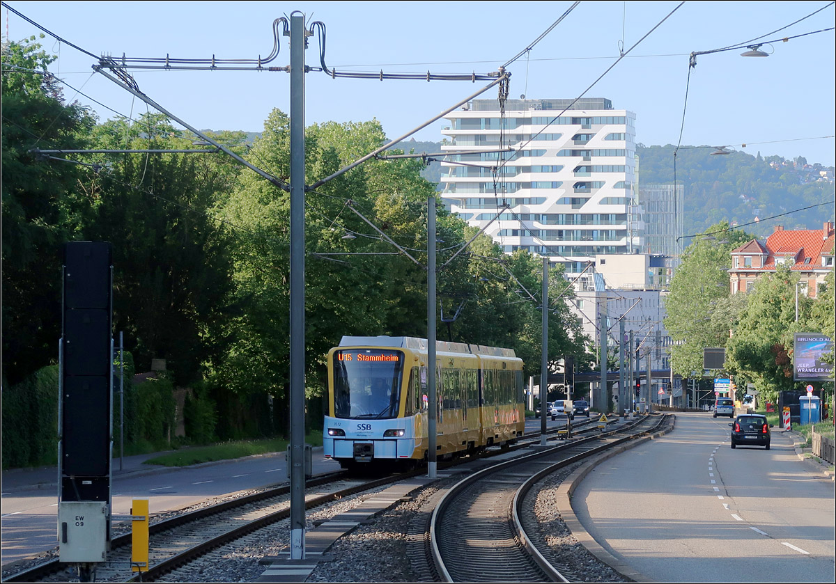 Unterwegs mit Maske - 

... ist hier ein Stadtbahnzug auf der Linie U15 kurz vor der Haltestelle 'Pragfriedhof' (früher Eckartshaldenweg) mit dem Luxus-Wohnhochhaus CLOUD N°7 im Hintergrund.

18.07.2017 (M)