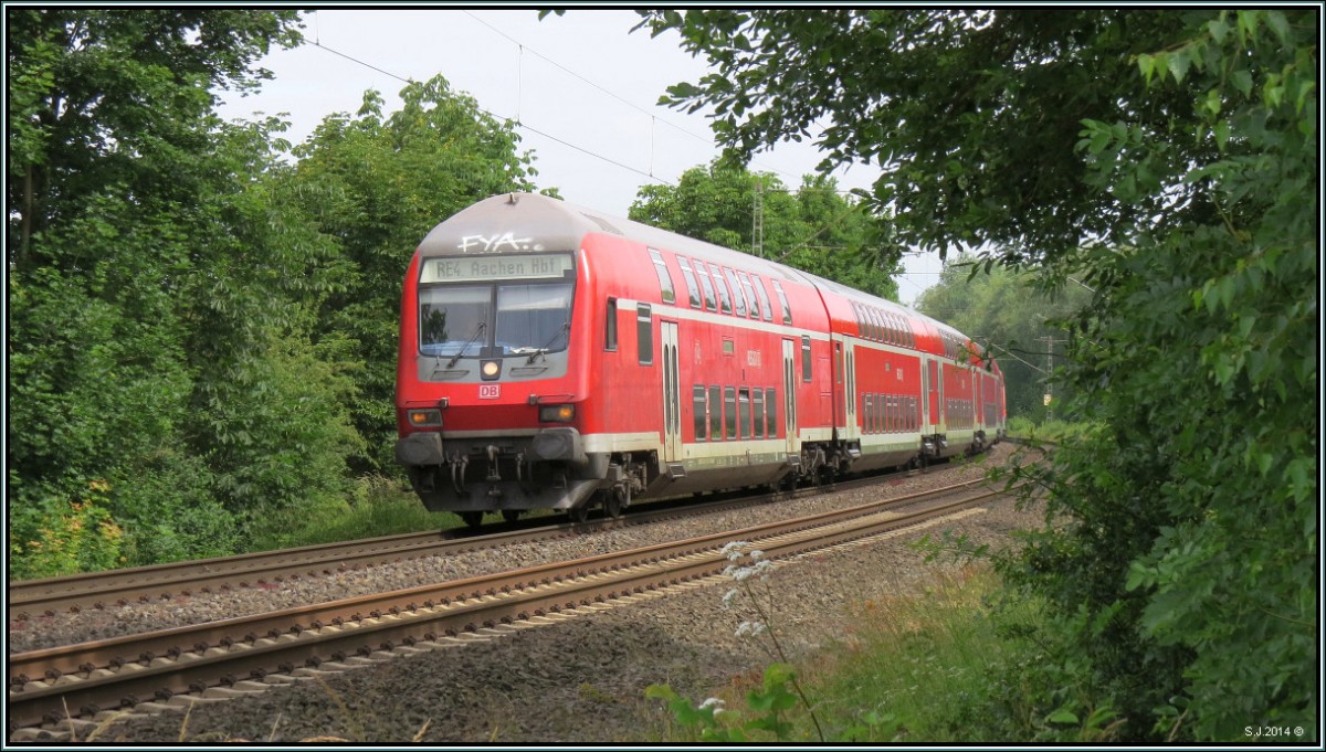 Unterwegs nach Aachen,der RE 4 (Wupper Express) im Gleisbogen bei Rimburg (Übach Palenberg) auf der Kbs 485 am 16.06.14.