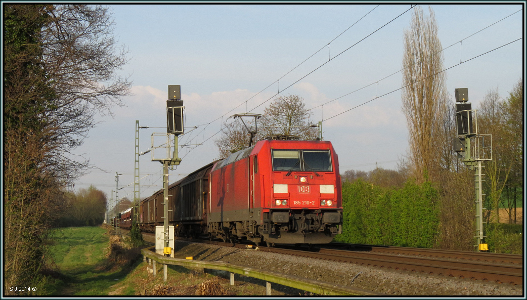 Unterwegs nach Aachen,die 185 210-2 mit einen Autotransportzug am Haken.Hier zu sehen unweit von Süggerath auf der Kbs 485 am 28.03.14