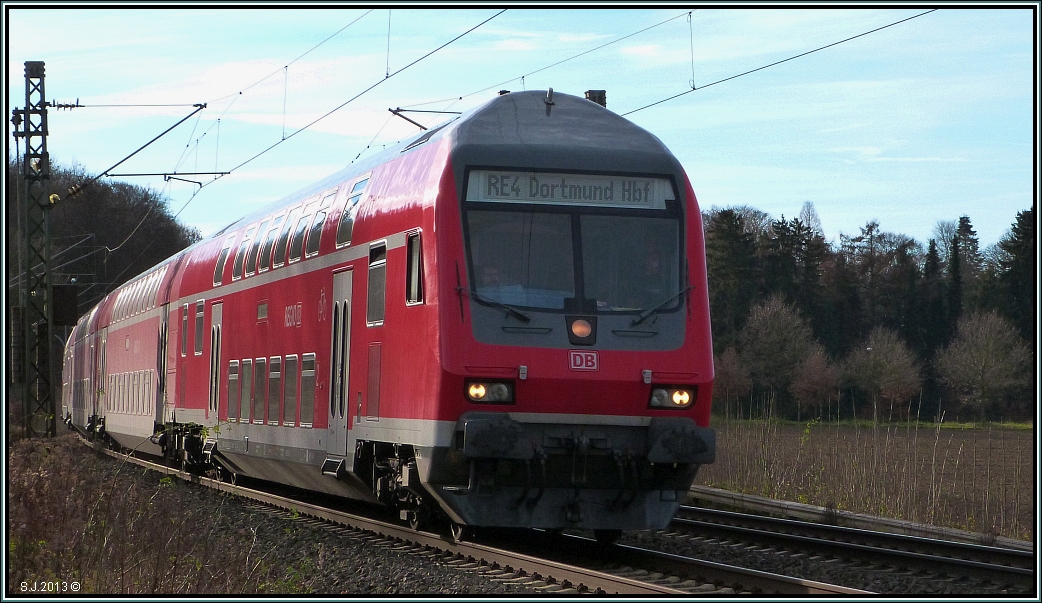 Unterwegs nach Dortmund,der RE 4 zu sehen bei Rimburg auf der KBS 485 Mitte Dezember 2013. Ein wenig Frühling im Spätherbst lag in der Luft.