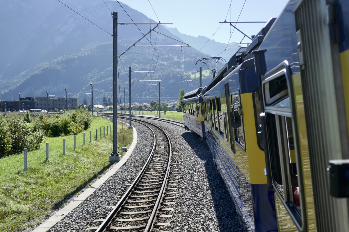 Unterwegs Richtung Lauterbrunnen mit den drei ABeh 4/4 II 311-313 am 19.9.25 kurz nach dem Bahnhof Matten.