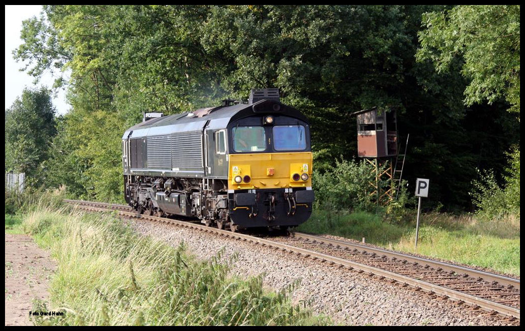 Unterwegs zu ihrem ersten Einsatz auf der Hüttenbahn und solo unterwegs nach Georgsmarienhütte ist hier Class 66 8653-01 am 19.9.2017 in Hasbergen - Ohrbeck. 