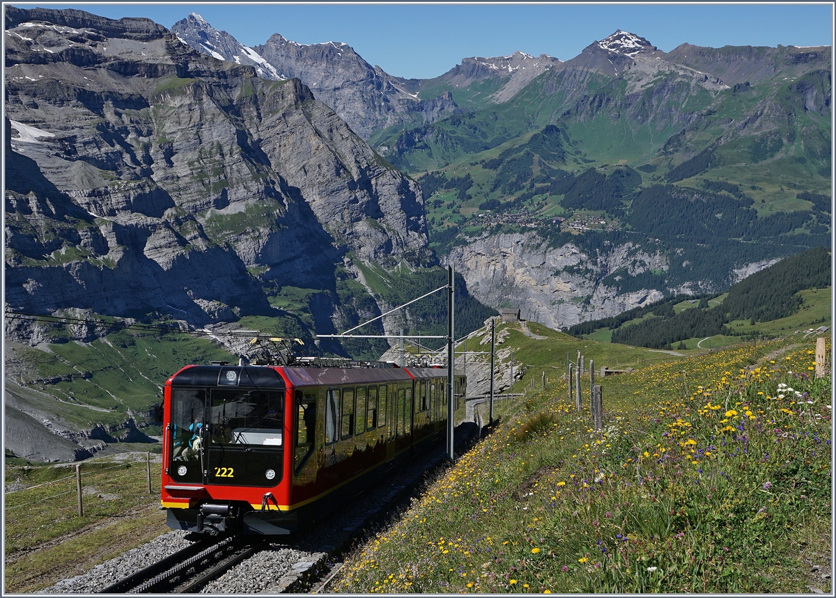 Unterwegs zum Gipfel: der Bhe 4/8 222 der Jungfraubahn kurz vor der Station Eigergletscher. 
8. August 2016