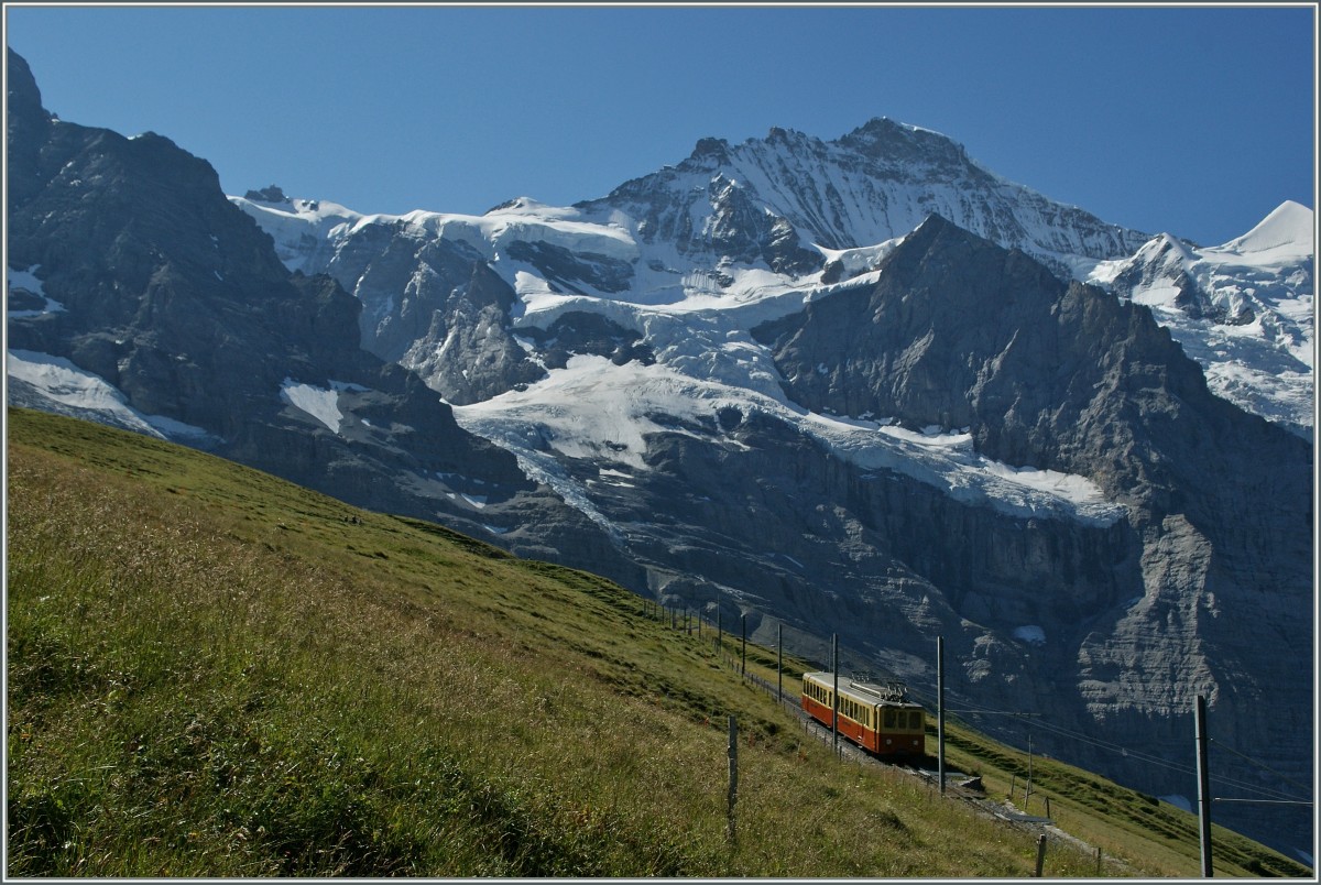 Unterwegs zum Jungfraujoch: JB Pendelzug zwischen der Kleinen Scheidegg und Eigergletscher. 21. August 2013 
