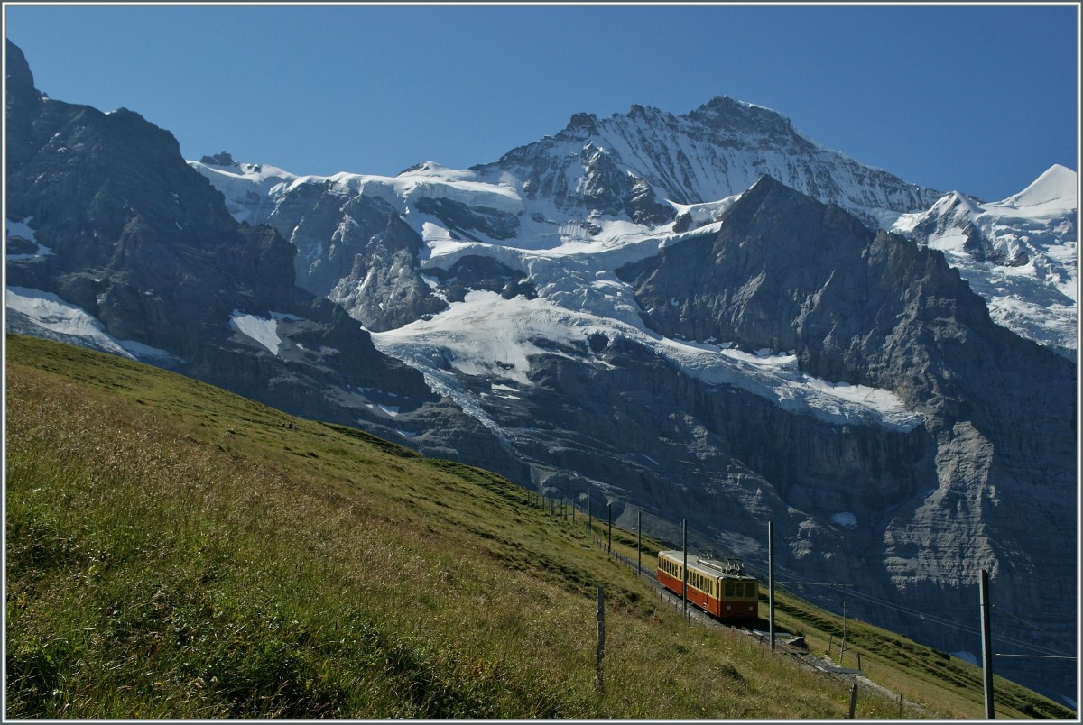 Unterwegs zum Jungfraujoch: JB Pendelzug zwischen der Kleinen Scheidegg und Eigergletscher. 21. August 2013 