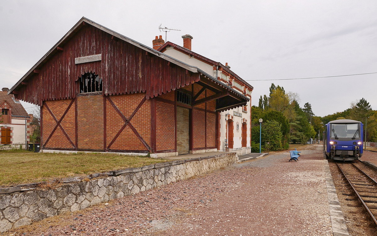 Unterwegshalt im Bahnhof La Ferté-Imbault. Die SNCF-X74502+X74505 Dieseltriebzüge fahren in Doppeltraktion als TER61229 von Salbris(13:48) nach Romorantin(14:26). 

Der zentrale Abschnitt der Meterspurstrecke der Chemin de fer du Blanc-Argent im Zentrum Frankreichs wird weiterhin betrieben. Die Betriebsführung hat die SNCF-Tochter Keolis. Zwischen Salbris (mit Übergang zum Normalspurnetz) über den Betriebsmittelpunkt Romorantin und Gièvres (auch hier Übergang zum Normalspurnetz) nach Valençay findet regelmäßiger Reisezugverkehr statt. 

2014-09-17 La Ferté-Imbault