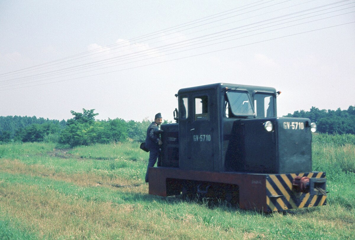 Unterwegshalt_Lok setzt um_14-07-1975