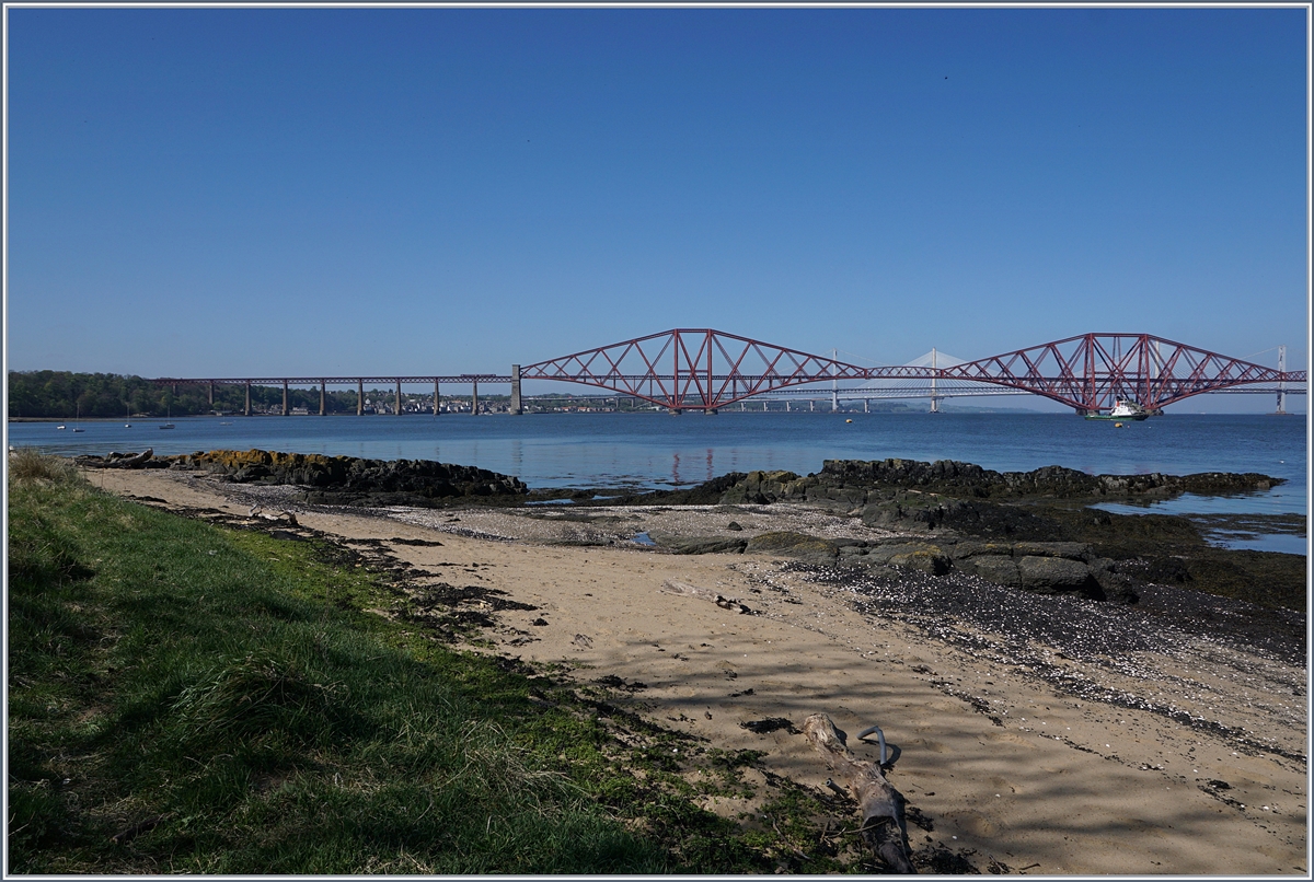 Unübersehbar die mächtige Forth Bridge, etwas schwieriger gestaltet sich das Finden des Zugs bei Dalmey. 

3. Mai 2017
