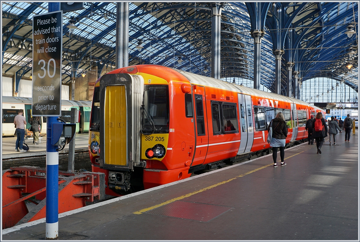 Unübersehbar: die Türen britischer Züge schliessen 30 Sekunden vor der Abfahrtszeit, so das der Zug (spätestens) zur planmässigen Abfahrtszeit dann auch abfährt.
Im Bild der Class 387 mit der Nummer 205 als  Gatwick-Express  nach London Victoria in Brighton.
1. Mai 2018

