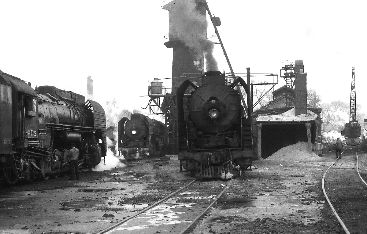 Unverfälschte Dampflok-Atmosphäre herrschte im Februar 1998 im Bahnbetriebswerk Yebaishou, hier sind gleich drei QJ zu sehen. Überall der Geruch von Dampf, Schmutz und schlammiger Boden - ein Paradies (jedenfalls für Dampflokfans).