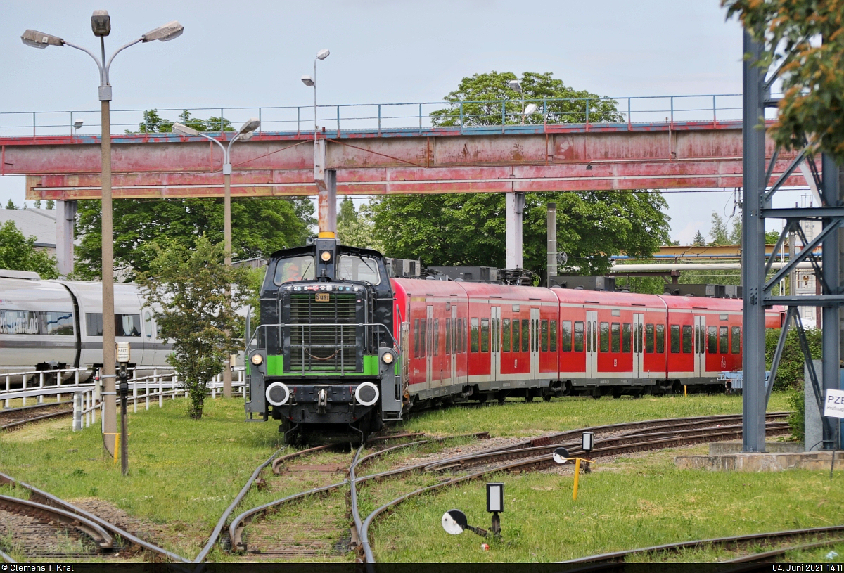 Unverhofft kommt oft - und so rangiert  Susi  (362 448-3 | DB V 60 448) noch mit einem 425er bei der MSG Ammendorf herum.
Festgehalten im Tele-Nachschuss von der Eisenbahnstraße in Halle-Ammendorf.

🧰 Besitzgesellschaft Waggonbau Ammendorf mbH (BWA) | S-Bahn Rhein-Neckar (DB Regio Mitte)
🕓 4.6.2021 | 14:11 Uhr