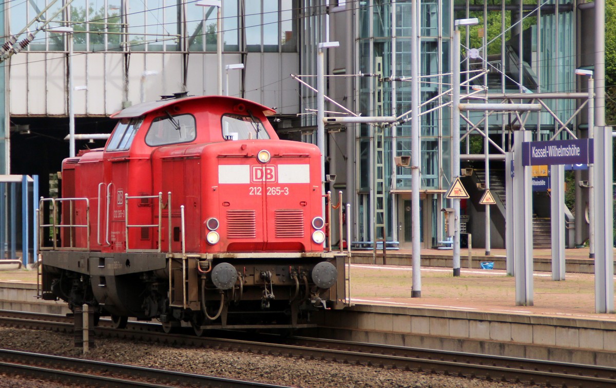 Unverhoffte Lokdurchfahrt in Kassel-Wilhelmshöhe (212 265-3 am 21.06.2014).