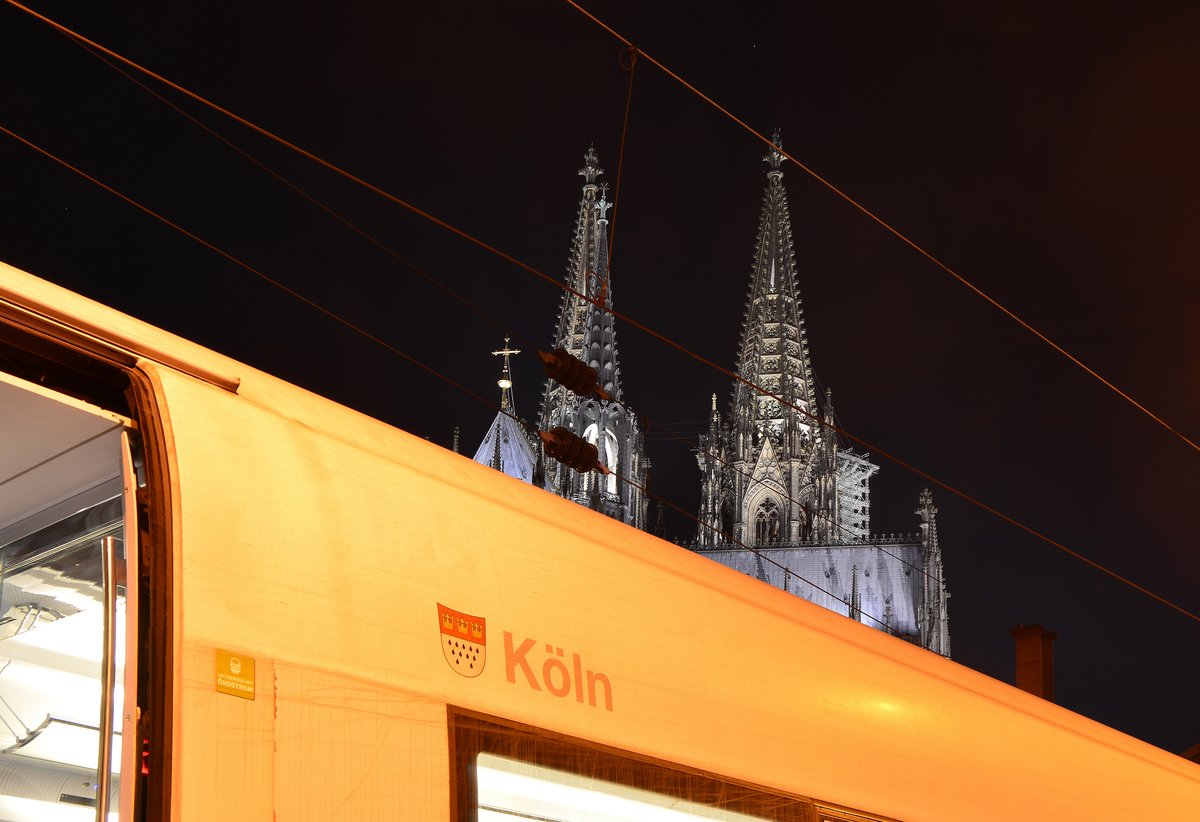 Unverkennbar! Am 18.2.17 stand der Kölner ICE 406 082 in seiner Partnerstadt und konnte vor der Dom Kulisse abgelichtet werden.

Köln 18.02.2017