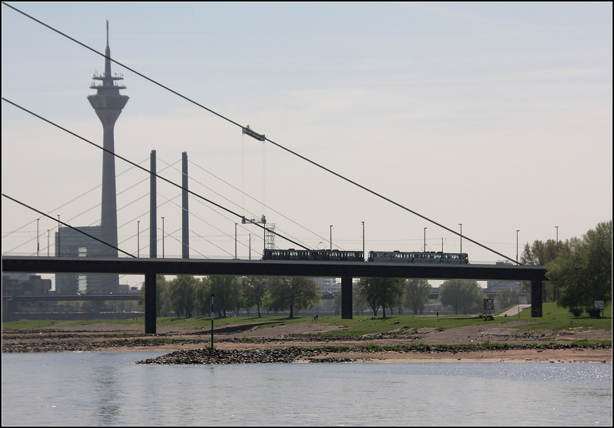 Unverkennbar Düsseldorf -

Eine Doppeltraktion zweier Stadtbahnwagen B erreicht gleich die Oberkasseler Rheinseite in Düsseldorf. Fotostandpunkt war in Bewegung und IM Rhein.

Eine Schrägseilbahn hat sich versehentlich ins Bild geschmuggelt.

11.04.2011