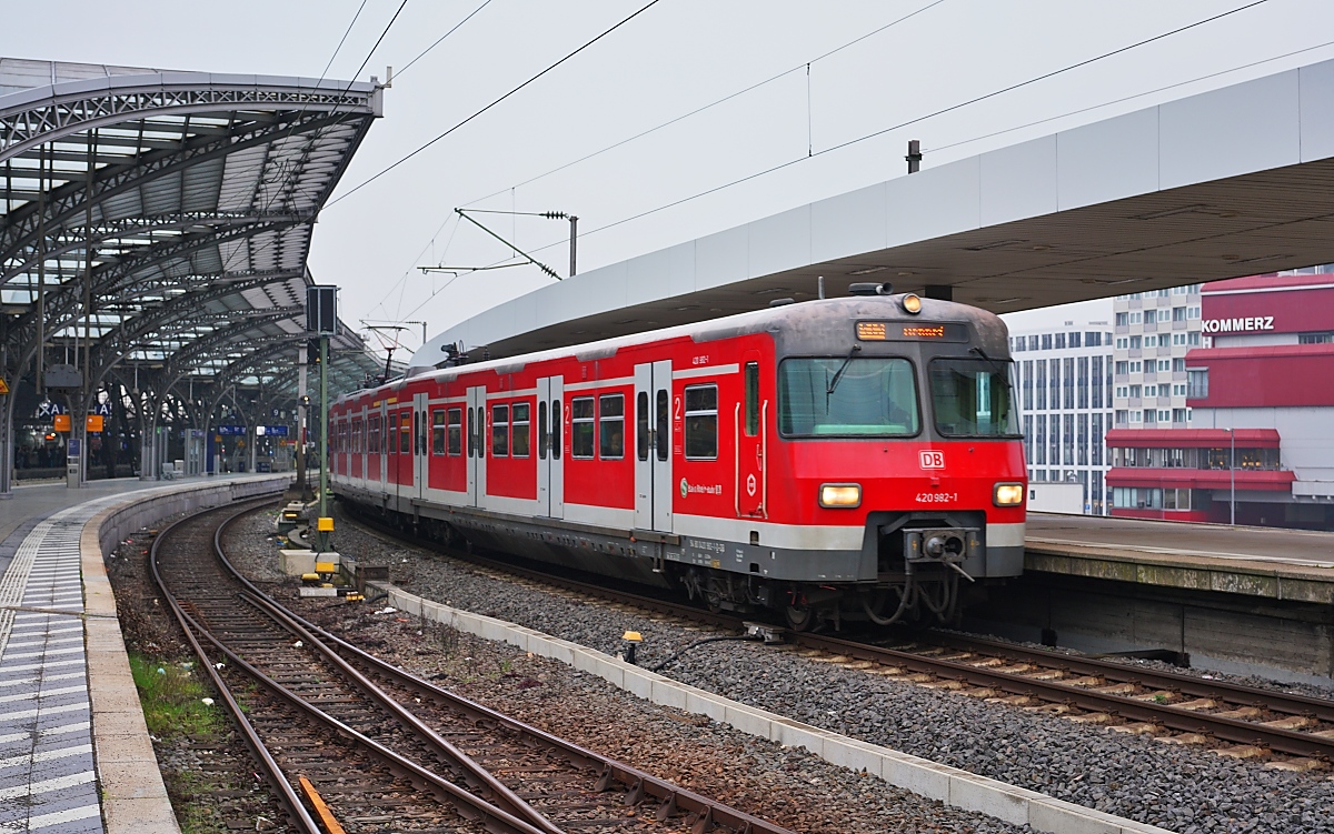 Unverwüstlich: Auch nach über 50 Jahren kann auf die formnschönen Triebwagen der Baureihe 420 immer noch nicht verzichtet werden. Am 28.02.2024 verlässt 420 982-1 als S 12 den Kölner Hauptbahnhof.
