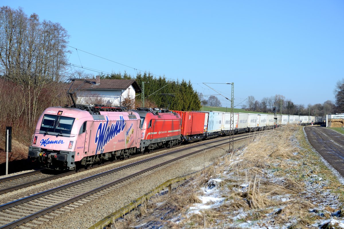 Unvorbereitet an die Strecke zu fahren und einfach mal schauen was vorbeikommt.....diese Einstellung wurde am 16. März 2013 belohnt: Die Manner-Werbelok SZ 541.001 und 541.110 konnten mit dem Ekol-Ganzzug TEC 41857 (Köln-Eifeltor > Triest) bei Vogel abgelichtet werden.