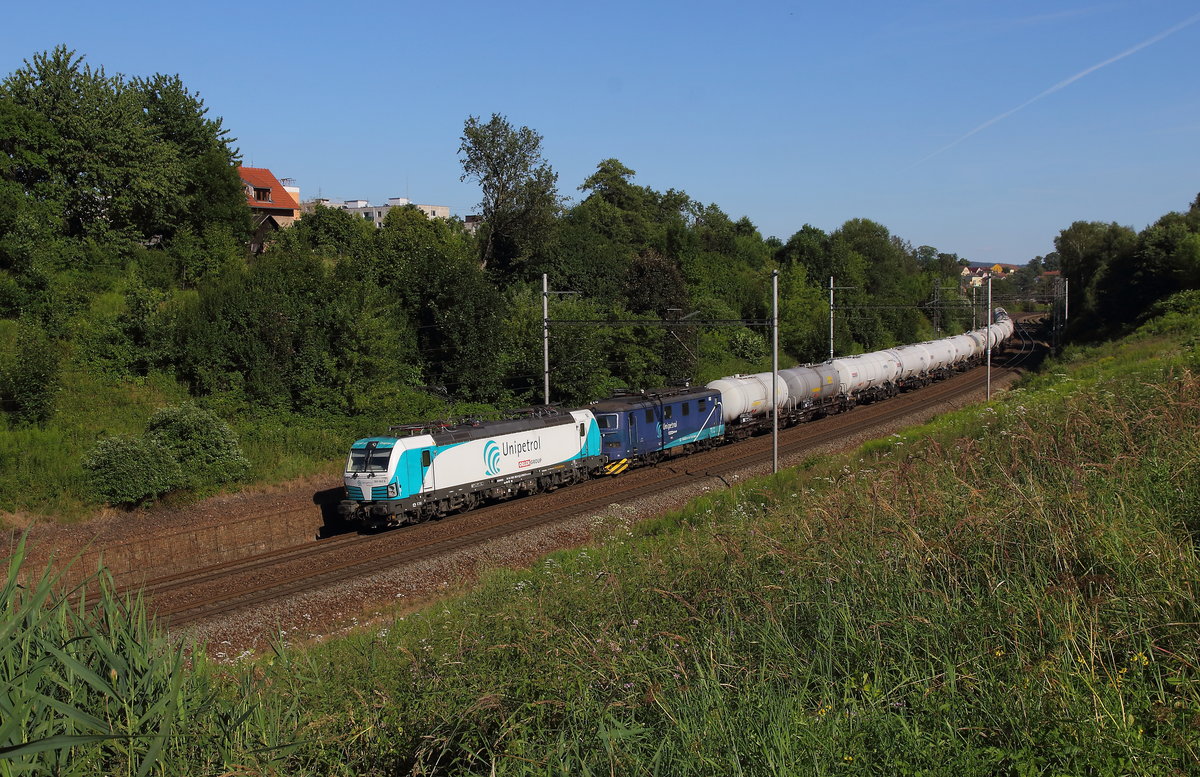 Unweit vom Bahnhof Česká Třebová in der Nordausfahrt kann man ganz gut mal auf der Haupttrasse ein paar Züge beobachten so auch den Kesselzug mit der Unipetrol 383 052 und der kalt mitlaufenden 121 ... wohl auf dem Weg nach Litviov zur Raffinerie und sitz des Unternehmens. Aufgenommen am 31.07.2020