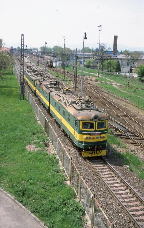 Unweit des Bahnhof Trebisov ist sdstlich gelegen eine Straenbrcke,
von der aus man die Breitspur- und die Normalspurstrecke nebeneinander 
vor Augen hat. Am 2.5.2003 fotografierte ich von diesem Standort aus
einen Breitspur Lokzug, der mit den Elektrolokomotiben 1258232 und 125844 
in Richtung Ukraine fuhr.
