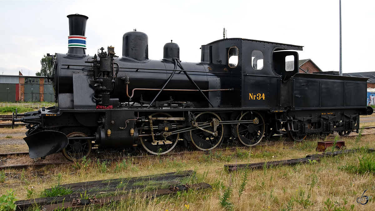 Unweit des Bahnhofes in Aalborg war die 1916 von Henschel mit der Fabriknummer 13965 gebaute Dampflokomotive Nr34 der Limfjordsbanen abgestellt. (Juni 2018)