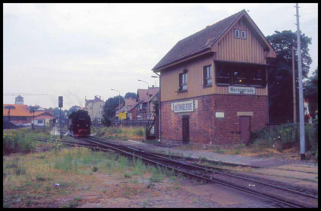 Unweit des Bahnhofs Wernigerode stand an den Gleisen der Harzer Schmalspurbahn dieses schmucke Stellwerk. Es wurde später beim Umbau der Straßenführung in Wernigerode abgerissen. Am 31.07.1996 war es noch voll funktionsfähig!