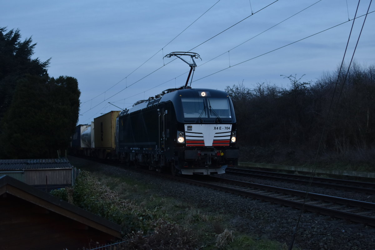 Unweit des Bü Fürther Hecke in Gubberath kommt am Abend des 12.2.2019 die MRCE 193 704 mit einem Kastelzug gen Rheydt gefahren.