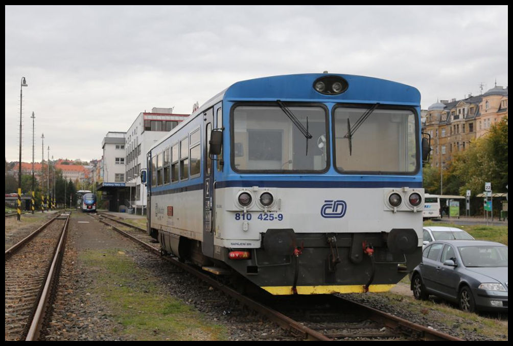 Unweit des Stadt Bahnhof in Karlsbad, im Hintergrund zu sehen, wartete dieser CD Triebwagen 810425 am 19.10.2021 vormittags auf seinen nächsten Einsatz. Die Aufnahme konnte ich über den Prellbock hinweg machen.