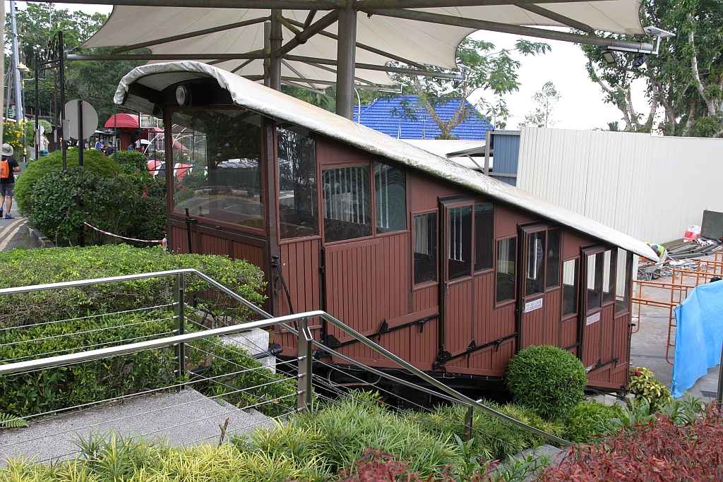 Unweit der KBB Stesen Bukit Bendera (Penang Hill Station) ist ein Wagen der 1. Generation, wie sie von 1923 bis 1977 im Einsatz waren, ausgestellt. Bild vom 18.Februar 2025.