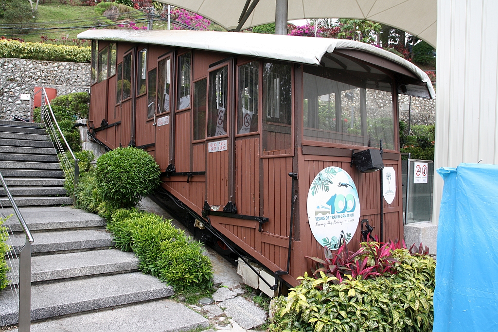 Unweit der KBB Stesen Bukit Bendera (Penang Hill Station) ist ein Wagen der 1. Generation, wie sie von 1923 bis 1977 im Einsatz waren, ausgestellt. Bild vom 18.Februar 2025.