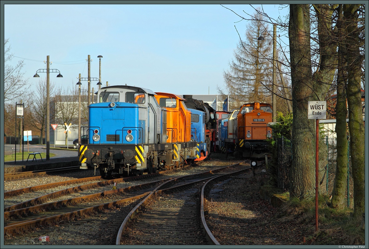 Unweit der Malowa in Klostermansfeld stehen am 18.01.2015 zahlreiche V 60, V 100 und V 22. Ganz vorn steht die Lok 7 (98 80 3 345 252-1) der im nahegelegenen Helbra heimischen Kreisbahn Mansfelder Land. Links der Maschinen befindet sich der Bahnhof Benndorf der Mansfelder Bergwerksbahn.