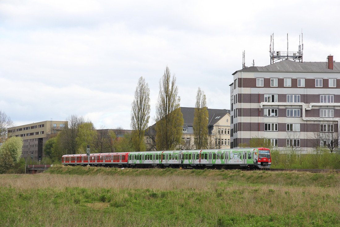 Unweit der Station Hamburg-Bahrenfeld wurden diese beiden 474er (Nummern unbekannt) aufgenommen.
Aufnahmedatum: 18. April 2017