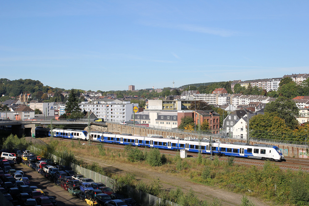 Unweit der Station  Wuppertal-Barmen  fuhr mir diese National Express-Probefahrt vor die Kamera.
Aufnahmedatum: 29.09.2015