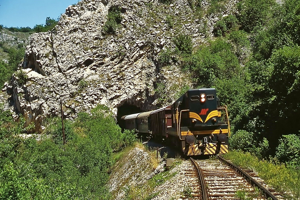 Unwillkürlich denkt man bei der Fahrt durch die Timorschlucht (Bahnstrecke Zajecar - Nis) an Karl Mays Roman  In den Schluchten des Balkan  (der allerdings im heutigen Bulgarien spielt). Was im regulärem Betrieb undenkbar wäre, wurde bei dieser Sonderfahrt ermöglicht: Aus dem Tunnel kommend, nähert sich die JZ-661 248 den wartenden Fotografen mit Schrittgeschwindigkeit. Die Lok gehört zu einer Lieferung von General Motors Electro Division/USA, die zwischen 1959 und 1972 insgesamt 218 Exemplare an die JZ lieferte.