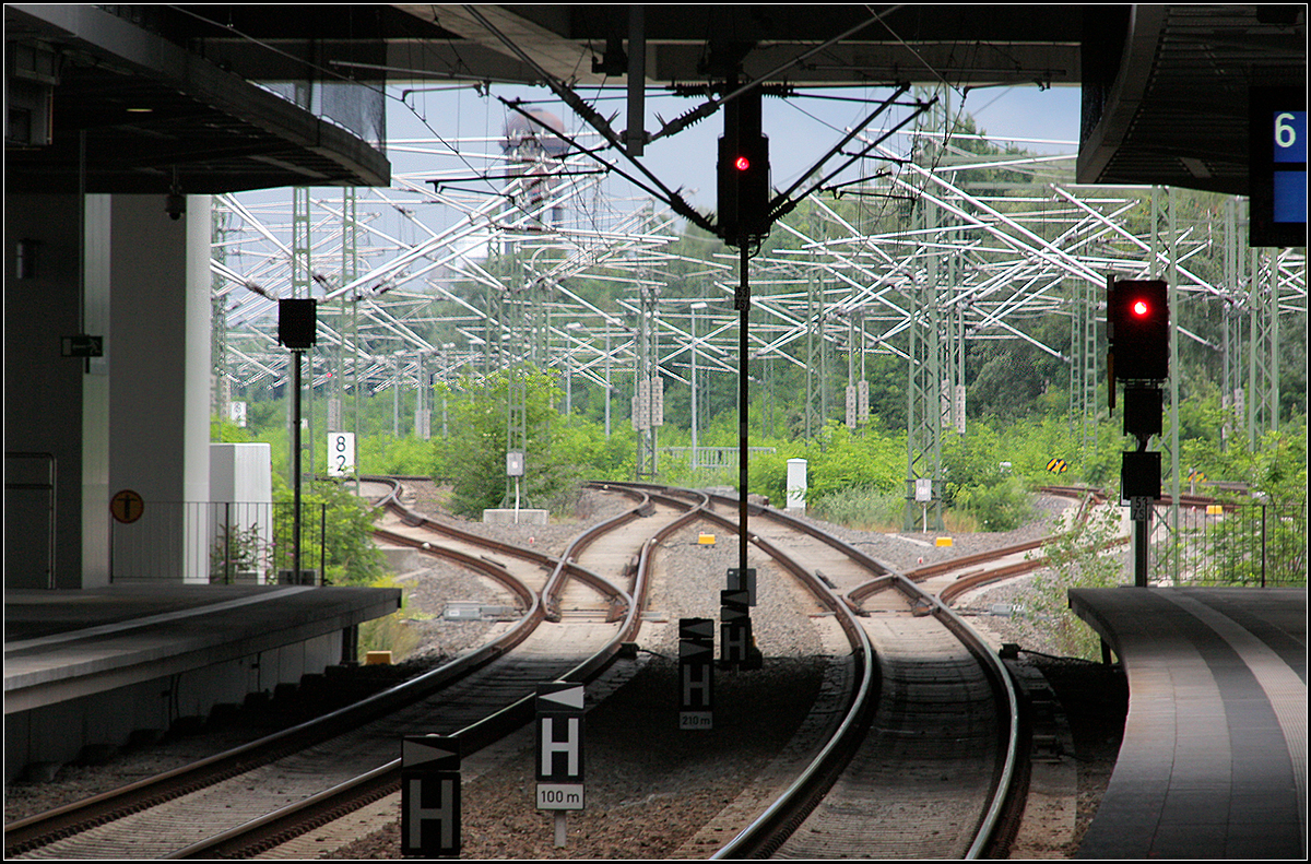 Unzählbare Oberleitungsausleger -

Ein völlig vergessenes Bild. Ich musste auch einige Zeit recherchieren, auf welchem Berliner Bahnhof es aufgenommen wurde. Die Bilder davor und danach brachten keine Klärung. Ein eindeutiger Hinweis gab der Bahnwasserturm im Hintergrund. Dieser steht im Natur-Park Schöneberger Südgelände nähe der S-Bahnstation Priesterweg. Das Bild hier wurde daher im Bahnhof Berlin-Südkreuz aufgenommen.

17.08.2010 (M) 