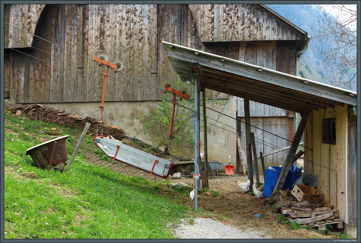 Unzählige kleine Materialseilbahnen sind in den Schweizer Bergen im Einsatz, um abgelegene Höfe zu versorgen. Auf einem Bauernhof bei Gersau ist diese private Seilbahn im Einsatz. (23.04.2022)