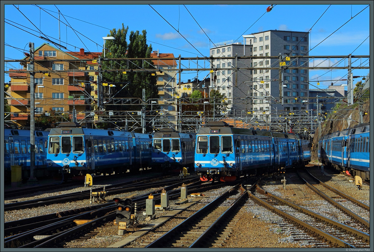 Unzählige X10p der SL tummeln sich am 27.09.2021 im Gleisvorfeld des Kopfbahnhofs Stockholm Östra. In wenigen Jahren soll der Bahnhof Östra durch eine unterirdische Neubaustrecke nach Stockholm Centralen ersetzt werden.