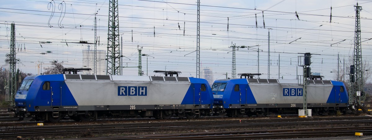  Unzentrennliche  nennt man ja eigentlich eine bestimmte Papageienart, die man gewöhnlich nur als Pärchen halten kann.
Dieser Begriff passt aber, wie ich finde, auch ganz gut zu den Loks der RBH Logistics, die ihre Gütertransporte häufig in Doppeltraktion durchführen, sei es mit 143ern oder, wie hier im Bild, mit 145ern (145 CL 205 und 145 CL 206) am 18.12.2013 im Hbf Heilbronn.