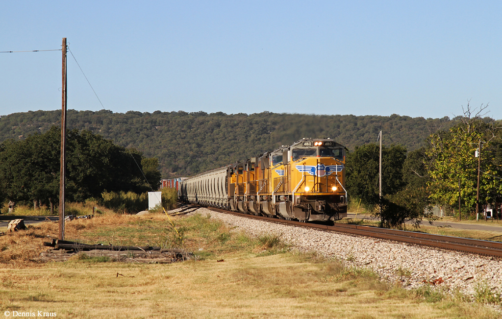 UP 4160 (SD70M) + 5193 (SD70M) + 4237 (SD70M) + 4551 (SD70M) + 7959 (ES44AC) mit Güterzug am 13.10.2015 in Santo, Texas.