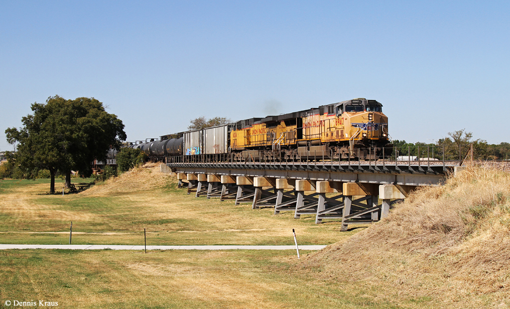 UP 6947 (AC6044CW) + 6204 (AC6044CW) mit Güterzug am 13.10.2015 in Fort Worth, Texas.