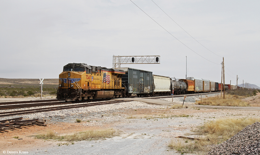UP 7347 (ES44AC) mit einem gemischten Güterzug am 04.04.2015 bei Sierra Blanca, Texas.